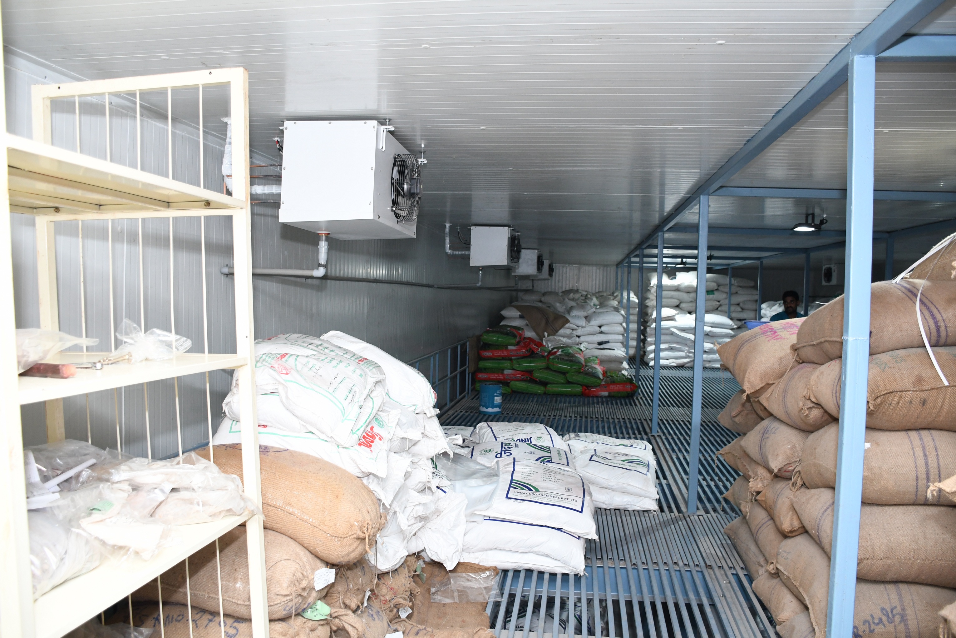 DEHUMIDIFIED SEED COLD STORAGE