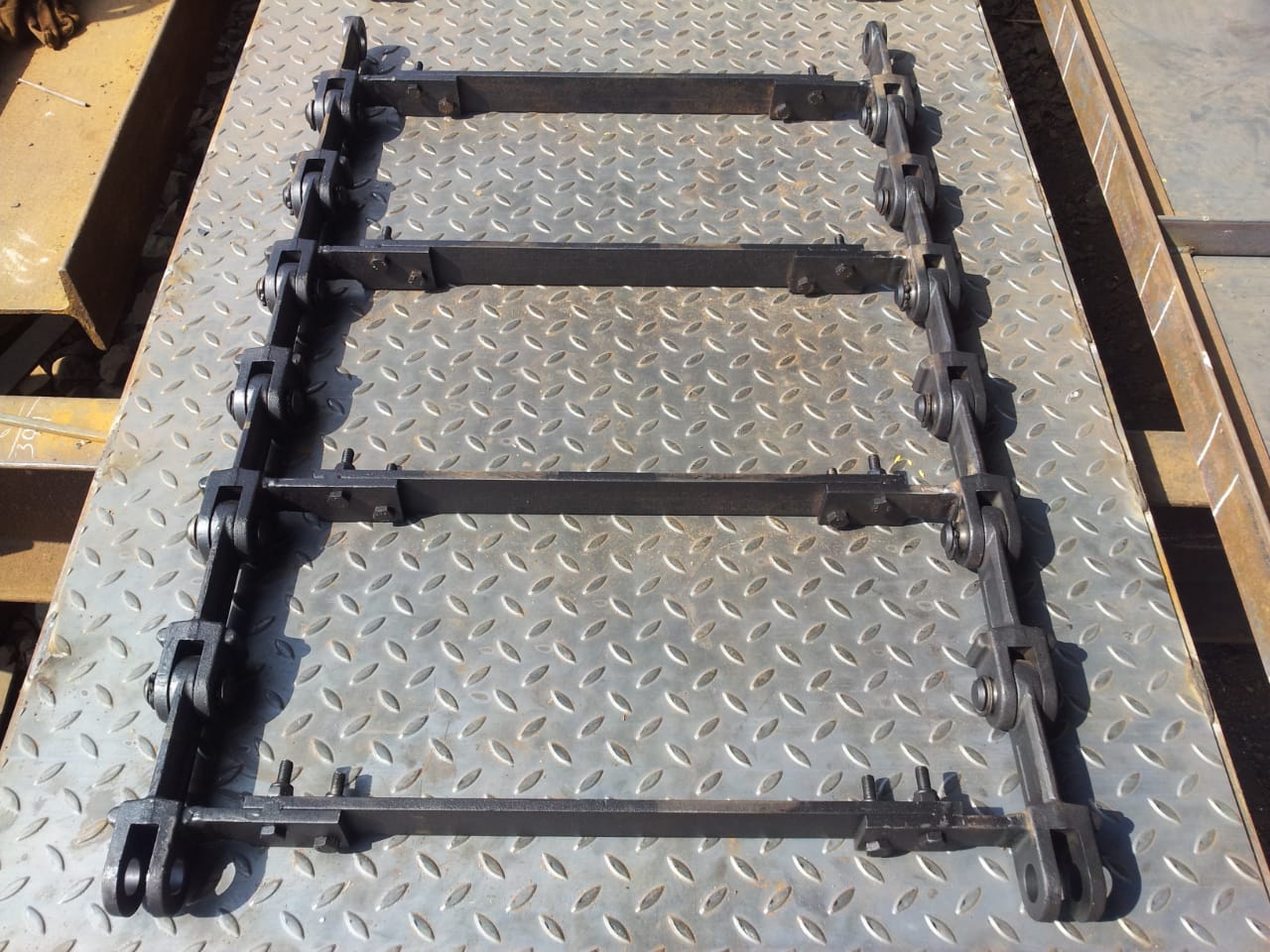 Forged Chain Link with Flights, Sprockets, Shafts, Shear pin assemblies, wear liners, couplings and various machined and fabricated components for Chain Conveyors, Screw Conveyors, Bucket Elevators, Wet Scraper Conveyors, Pug Mills, Mixers etc.