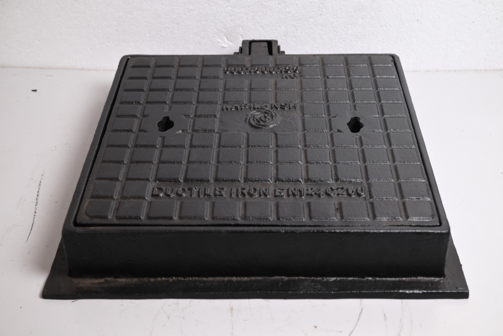 MANHOLE COVER WITH FRAME 