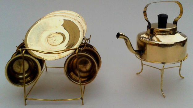 Decorative Kettle And Plates Stand