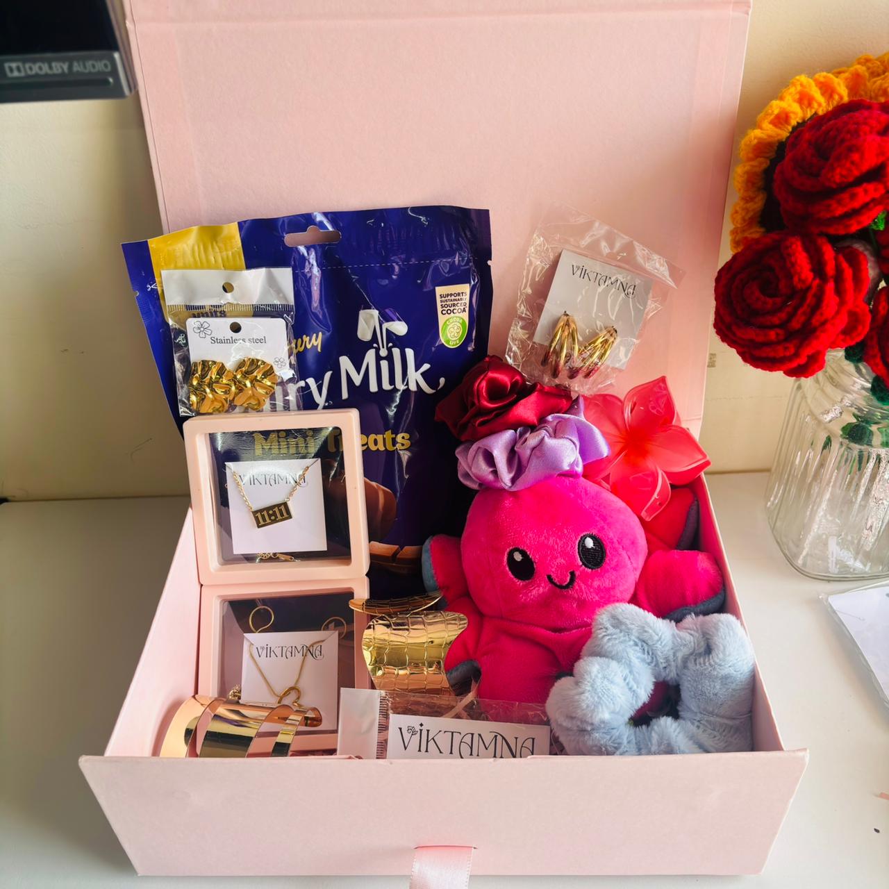  Mini Cute Surprise Hamper by VIKTAMNA 