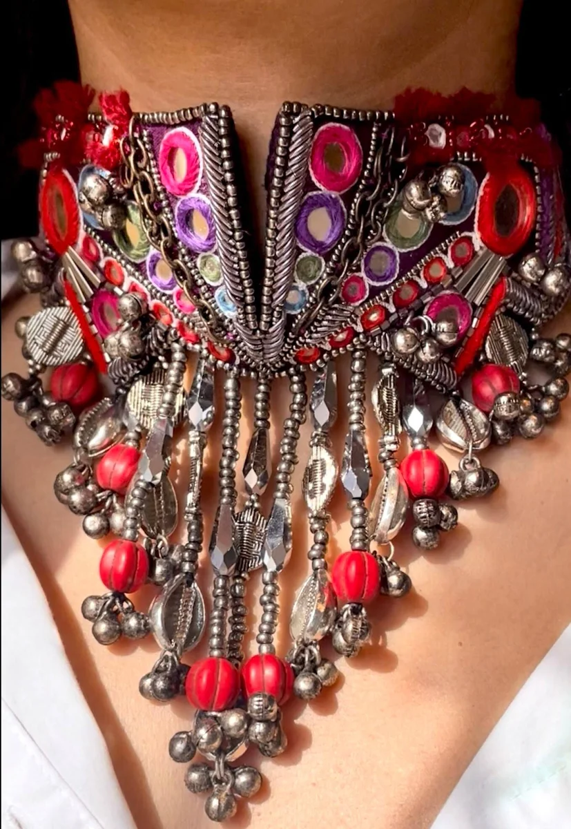 Guroor neckpiece